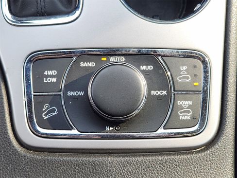 Used 2018 Jeep Grand Cherokee Overland image 28