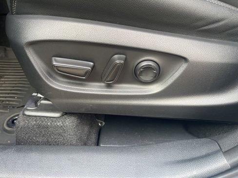 Used 2025 Toyota Corolla Cross XLE w/ Convenience Package image 19