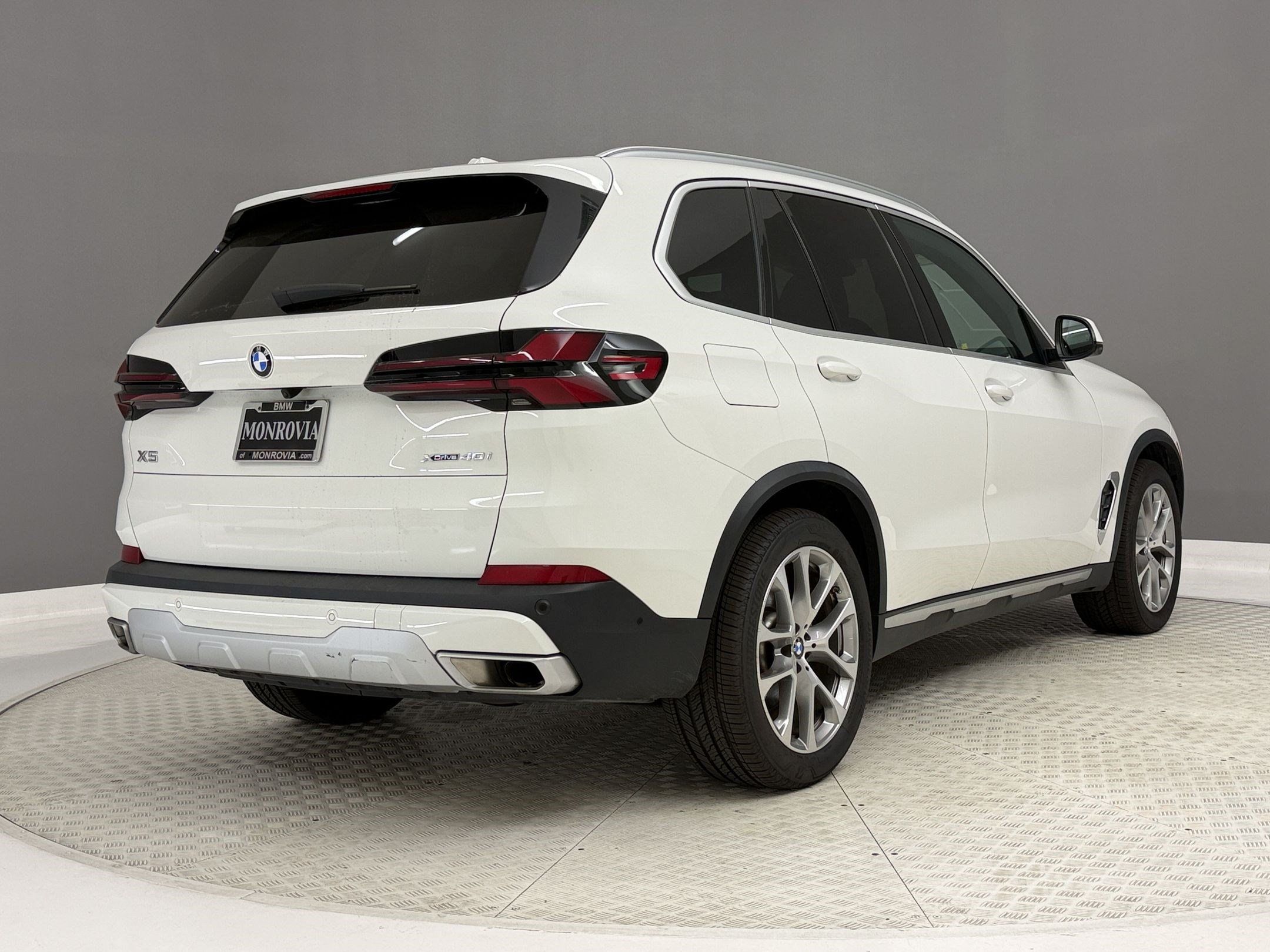 Certified 2024 BMW X5 xDrive40i w/ Parking Assistance Package AWD/4WD image 9