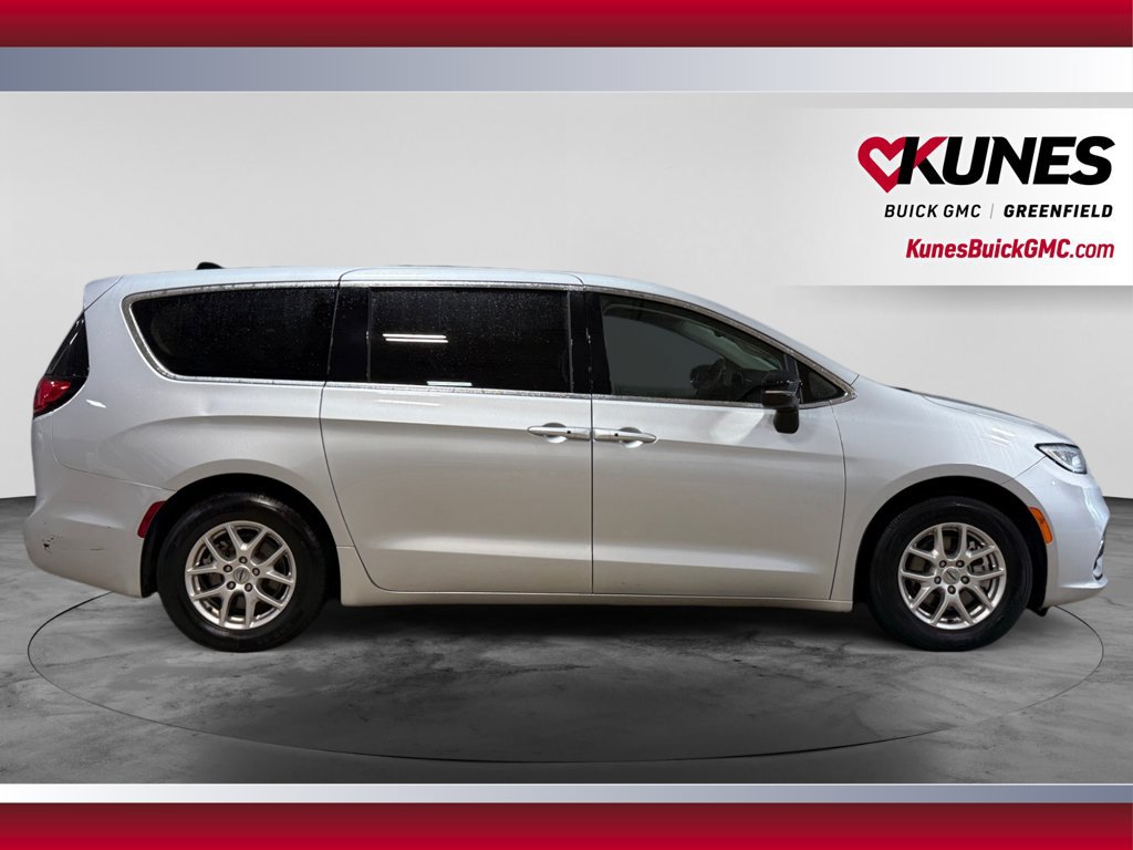 Used 2024 Chrysler Pacifica Touring-L FWD image 12