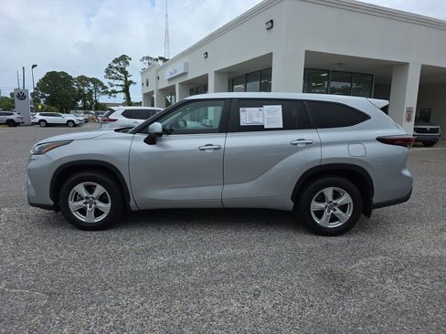 Used 2024 Toyota Highlander LE AWD/4WD image 4