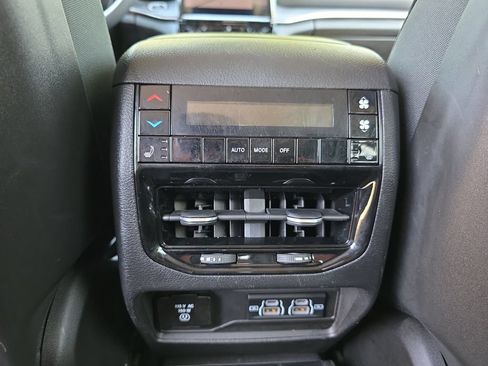 Used 2023 Jeep Grand Cherokee L Limited AWD/4WD image 13