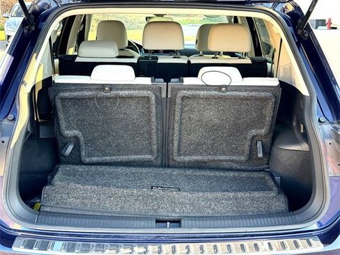Certified 2023 Volkswagen Tiguan SE w/ Panoramic Sunroof Package image 10
