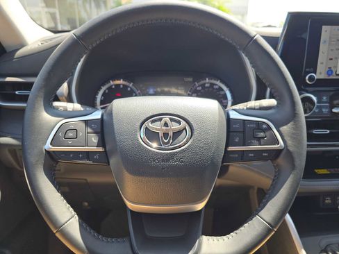 Certified 2025 Toyota Highlander XLE FWD image 24