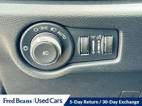 Used 2024 Chrysler Pacifica Pinnacle FWD image 14