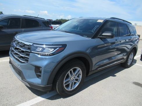 Used 2025 Ford Explorer Active w/ Active Comfort Package RWD image 3