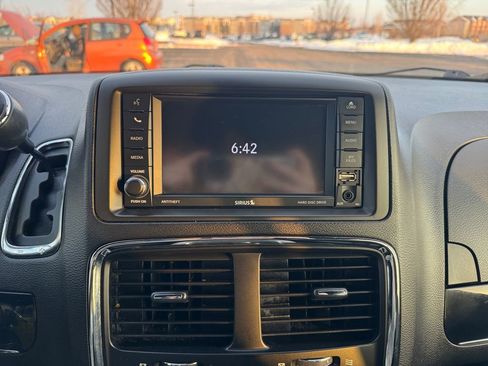 Used 2019 Dodge Grand Caravan SXT w/ Driver Convenience Group FWD image 9