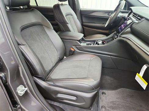 New 2025 Jeep Grand Cherokee L Altitude image 38