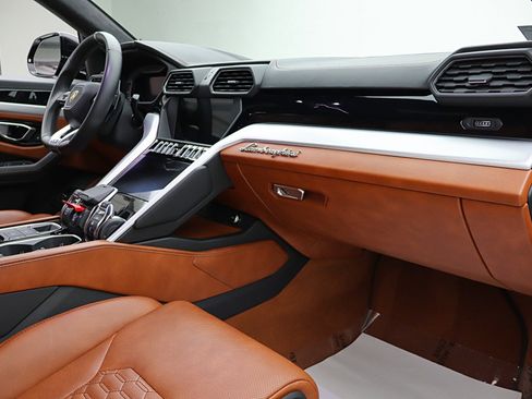 Used 2019 Lamborghini Urus AWD/4WD image 47