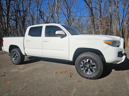 Used 2020 Toyota Tacoma TRD Off-Road image 2