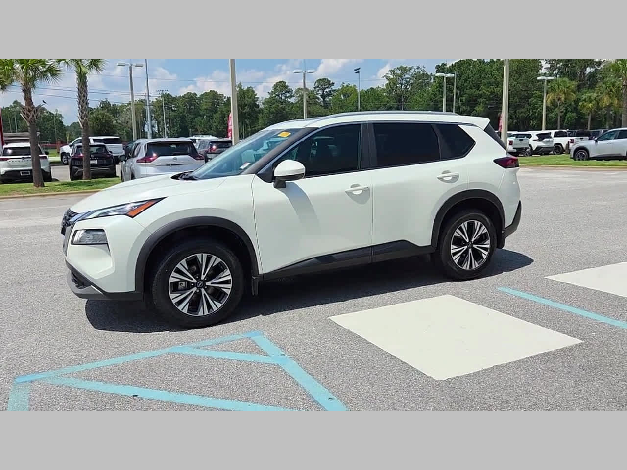 Used 2023 Nissan Rogue SV w/ SV Premium B Package FWD image 9