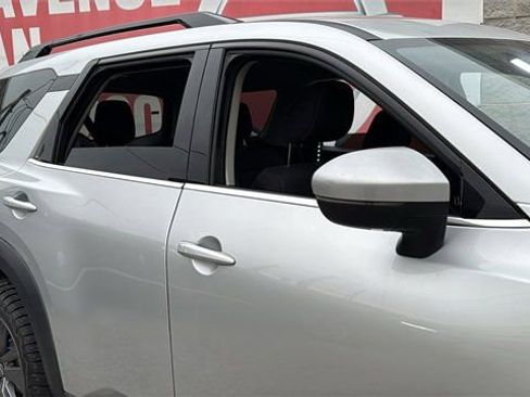 Used 2024 Nissan Pathfinder SV image 5