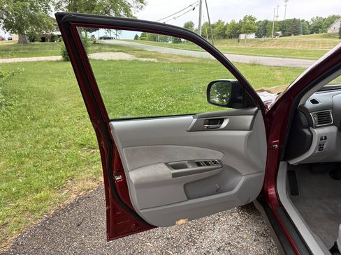 Used 2010 Subaru Forester 2.5X Limited AWD/4WD image 10