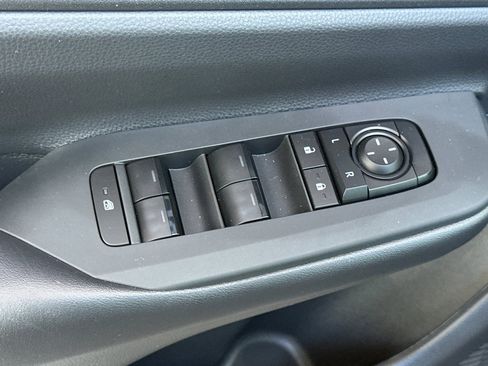 Used 2025 Toyota Prius Plug-In Hybrid FWD image 13