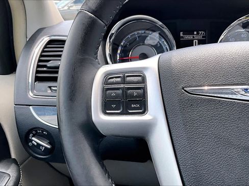 Used 2016 Chrysler Town & Country Touring FWD image 21