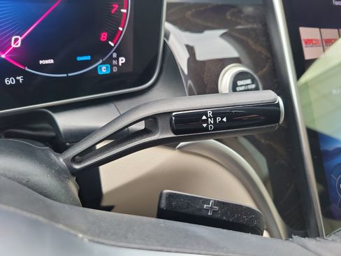 Used 2025 Mercedes-Benz GLC 300 4MATIC image 23