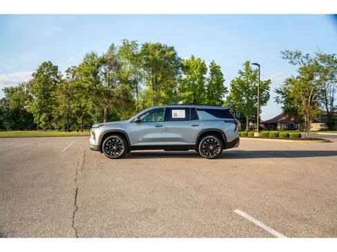 Used 2026 Chevrolet Traverse LT w/ Sun and Wheel Package FWD image 8