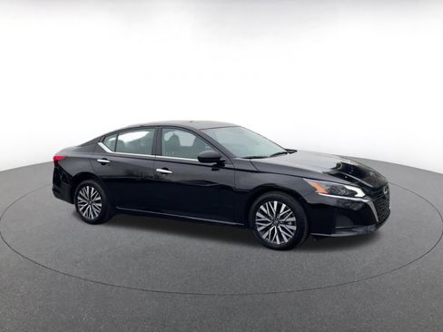 Used 2025 Nissan Altima 2.5 SV image 2