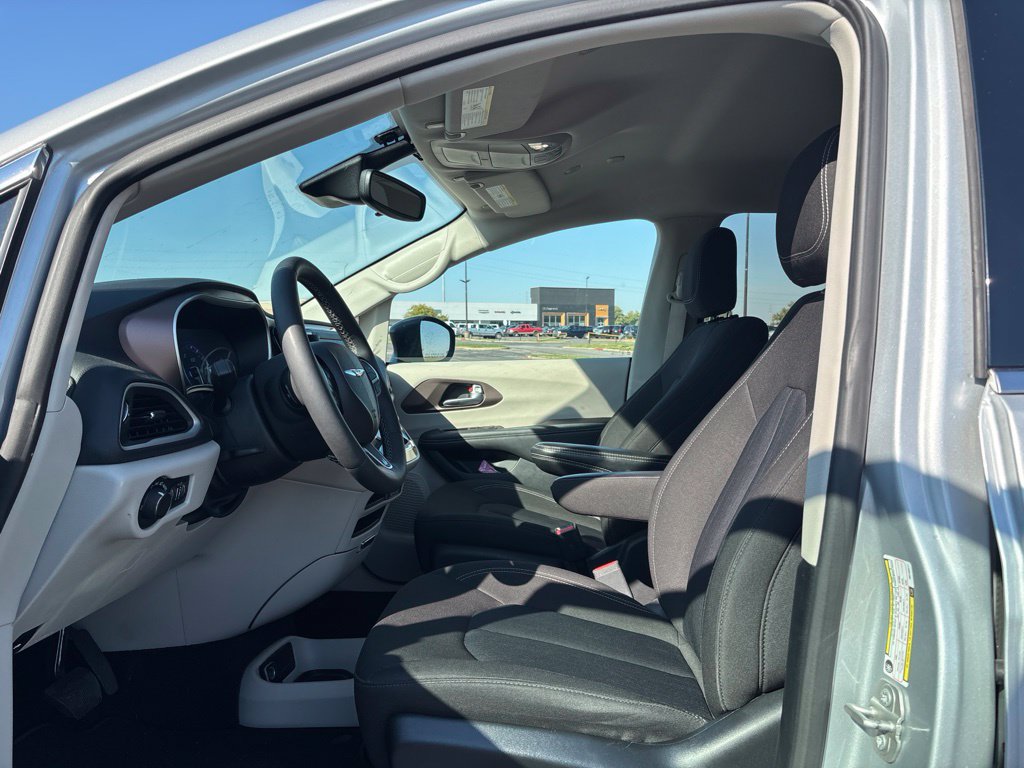 Used 2024 Chrysler Voyager LX FWD image 10