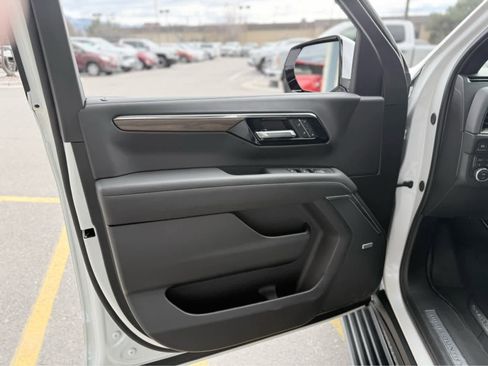 Used 2025 Chevrolet Tahoe High Country image 13