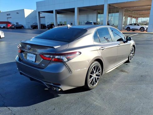 Used 2023 Toyota Camry SE image 3