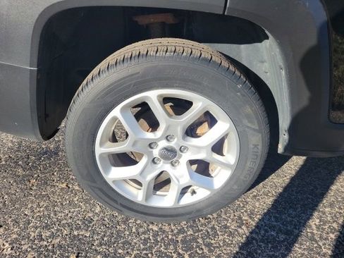 Used 2018 Jeep Renegade Latitude w/ Cold Weather Group image 14