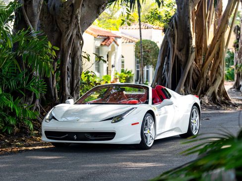 Used 2013 Ferrari 458 Spider image 10