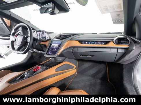 Used 2024 Lamborghini Revuelto image 36