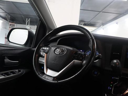 Used 2017 Toyota Sienna SE Premium FWD image 31