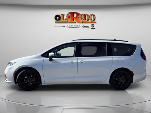 Used 2023 Chrysler Pacifica Touring-L w/ S Appearance Package image 4