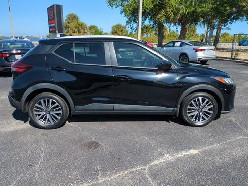 Certified 2021 Nissan Kicks SV image 4