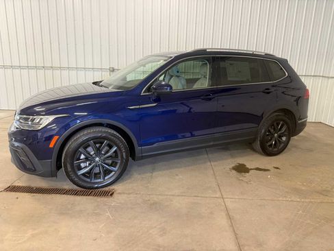 Used 2024 Volkswagen Tiguan SE w/ Panoramic Sunroof Package AWD/4WD image 2