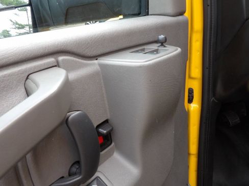 Used 2021 GMC Savana 3500 Extended w/ Power Convenience Package RWD image 19