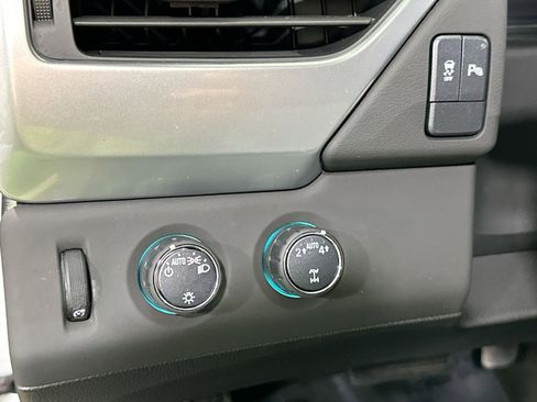 Used 2018 Chevrolet Suburban LS image 18