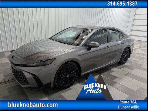 Used 2025 Toyota Camry SE image 1