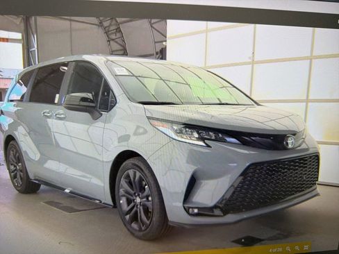 Used 2025 Toyota Sienna XSE FWD image 4