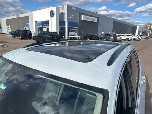 Used 2018 Volkswagen Tiguan SE w/ Panoramic Sunroof Package AWD/4WD image 8