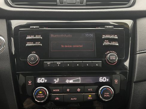 Used 2017 Nissan Rogue SV AWD/4WD image 23