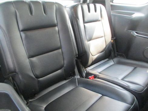 Used 2017 Ford Explorer XLT w/ Equipment Group 202A AWD/4WD image 9
