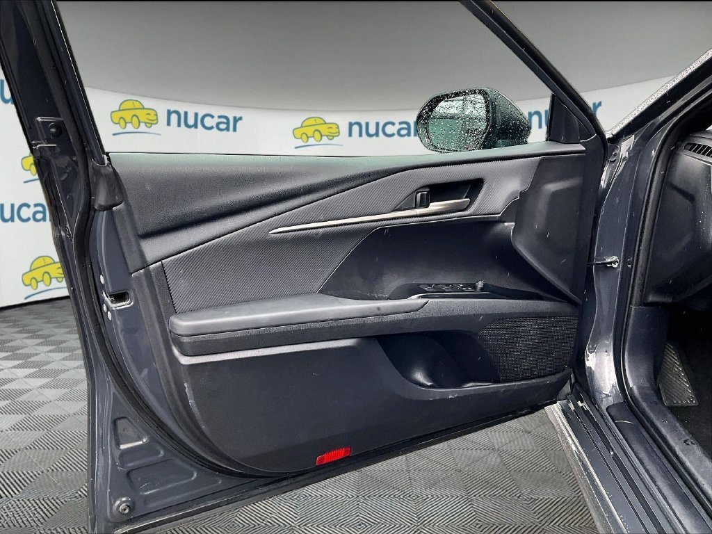 Used 2025 Toyota Camry SE FWD image 9