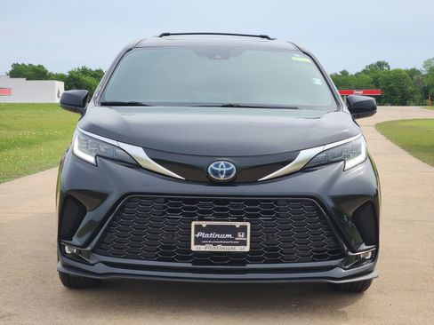 Used 2021 Toyota Sienna XSE FWD image 6