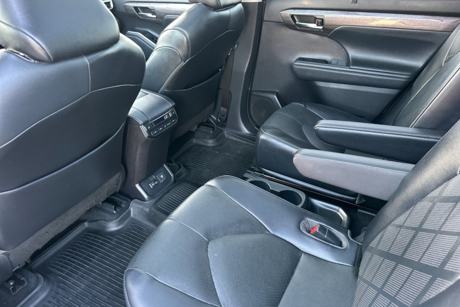 Certified 2022 Toyota Highlander Platinum FWD image 11