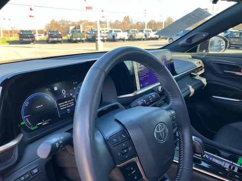 Used 2025 Toyota Crown Signia Limited image 9