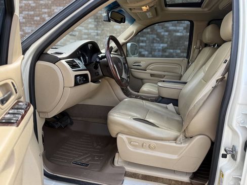 Used 2013 Cadillac Escalade Premium image 11