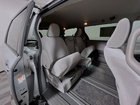 Used 2020 Toyota Sienna LE w/ LE Preferred Package FWD image 33
