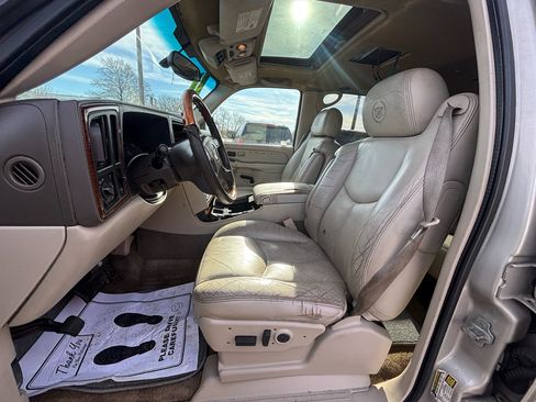 Used 2004 Cadillac Escalade AWD image 16