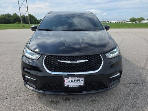 Used 2024 Chrysler Pacifica Touring-L AWD/4WD image 16