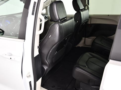 Used 2024 Chrysler Pacifica Touring-L FWD image 29