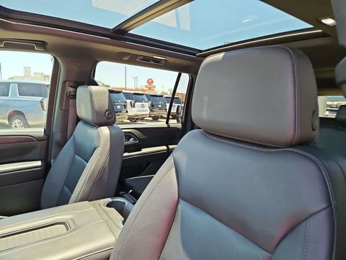 Used 2023 Chevrolet Suburban Z71 w/ Luxury Package AWD/4WD image 15