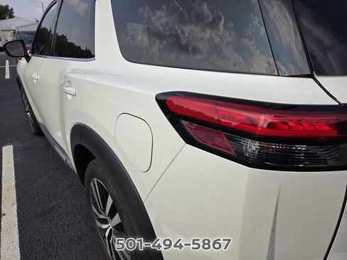 Used 2024 Nissan Pathfinder Platinum AWD/4WD image 9